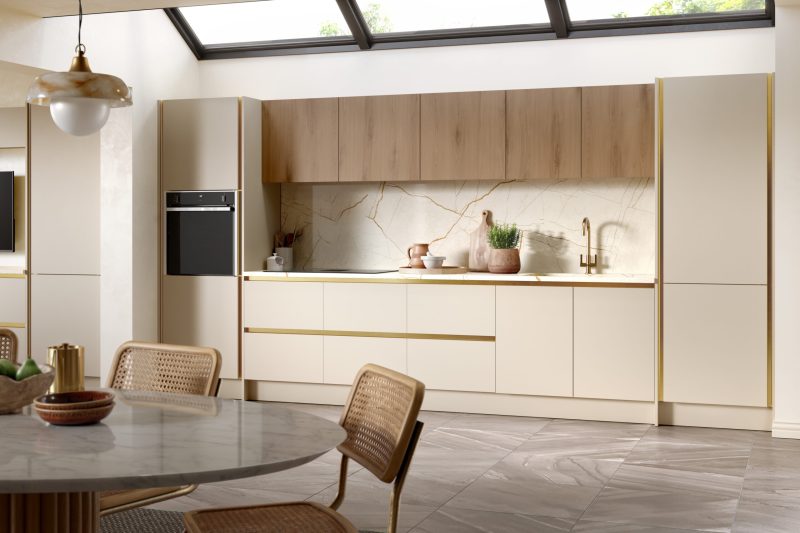 Warm, characterful kitchen pairing soft macadamia supermatt doors with Canella oak inrail
